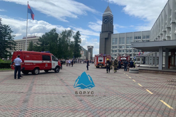 Сотрудников ведомства вывели на улицу Сотрудников ведомства вывели на улицу