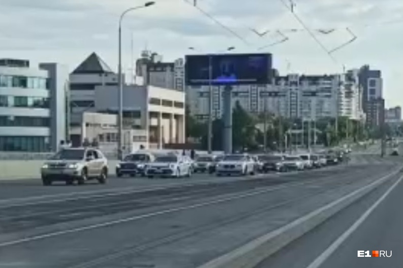 Водители в гневе: на Макаровском мосту наглый свадебный кортеж заблокировал движение