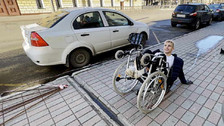 «Недоступная среда»: журналист на инвалидной коляске перевернулся, пытаясь проехать по центру Ярославля