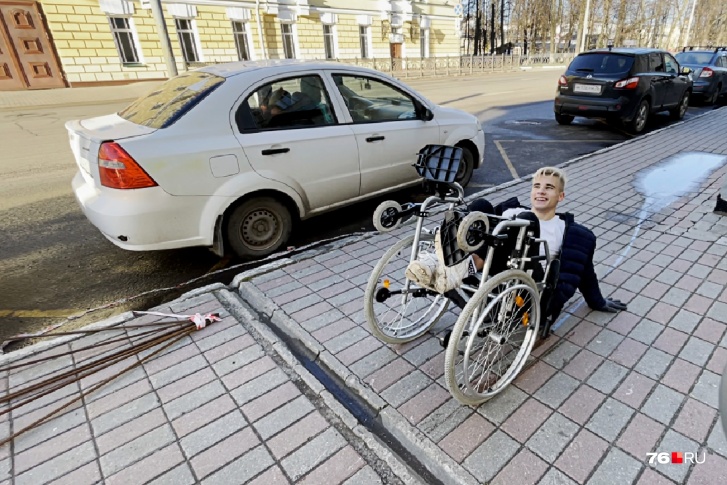 Упал, попытавшись проехать по центру города Упал, попытавшись проехать по центру города