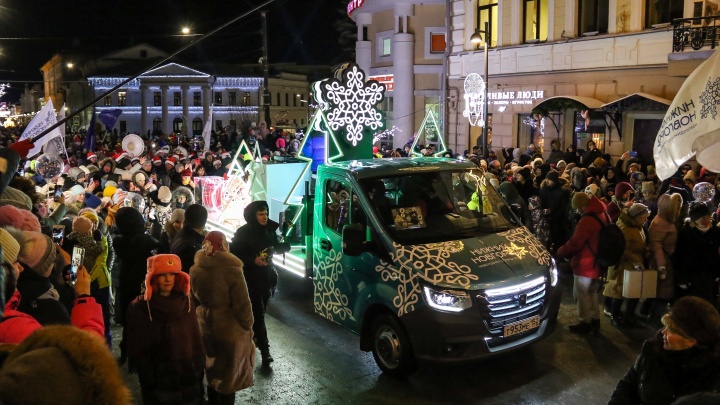 Около трех тысяч человек пришли в -16 на новогодний парад в Нижнем Новгороде
