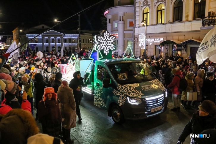 Новогодний парад прошел от площади Минина и Пожарского до площади Горького