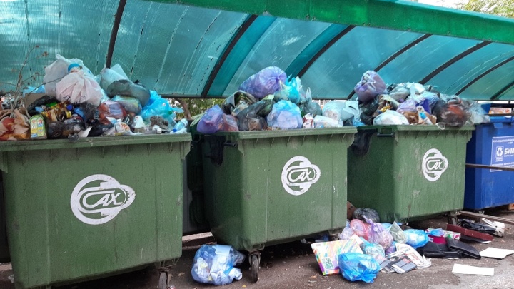 В Уфе существенно повысили плату за вывоз мусора. Тем временем горожане жалуются на переполненные контейнеры