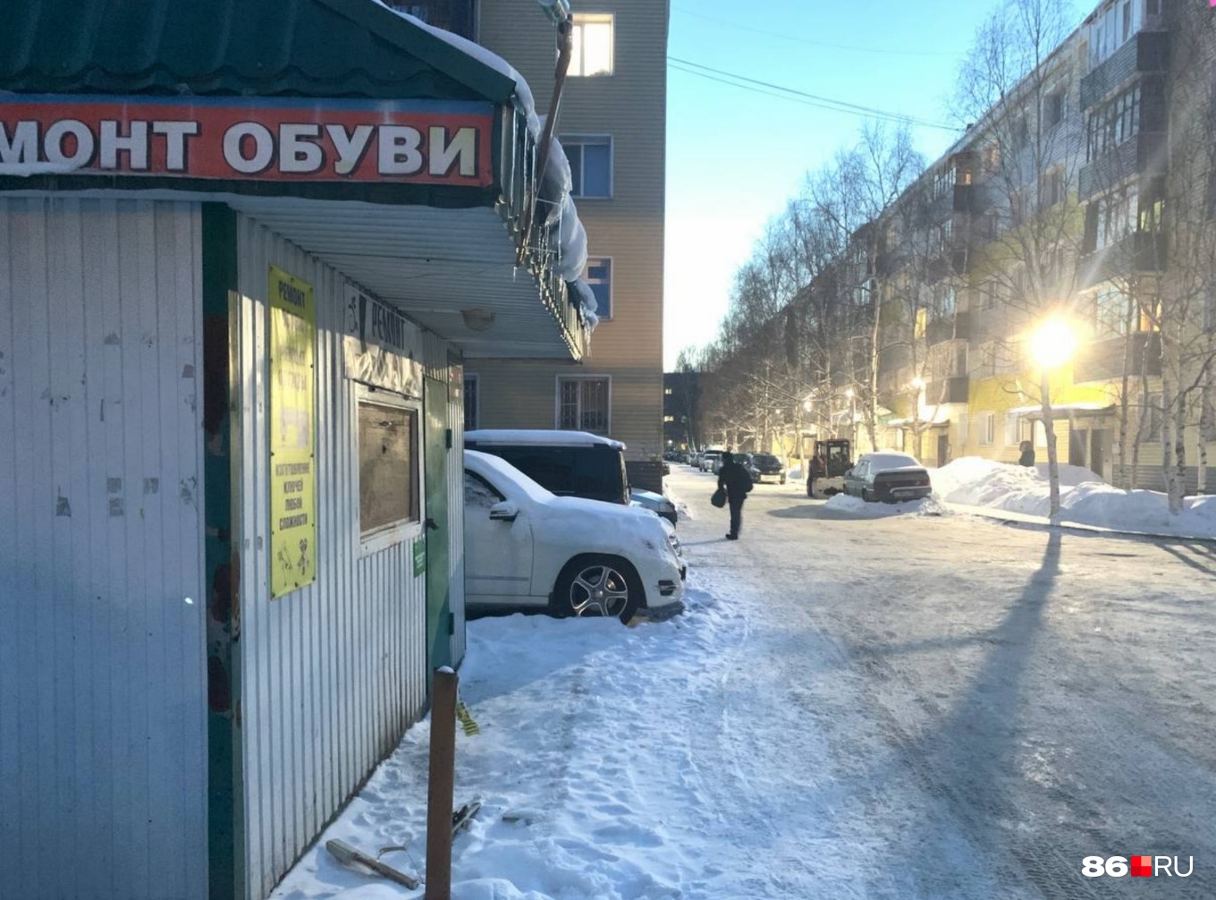 Обувная мастерская расположена в спальном районе Сургута рядом с детским садом Обувная мастерская расположена в спальном районе Сургута рядом с детским садом
