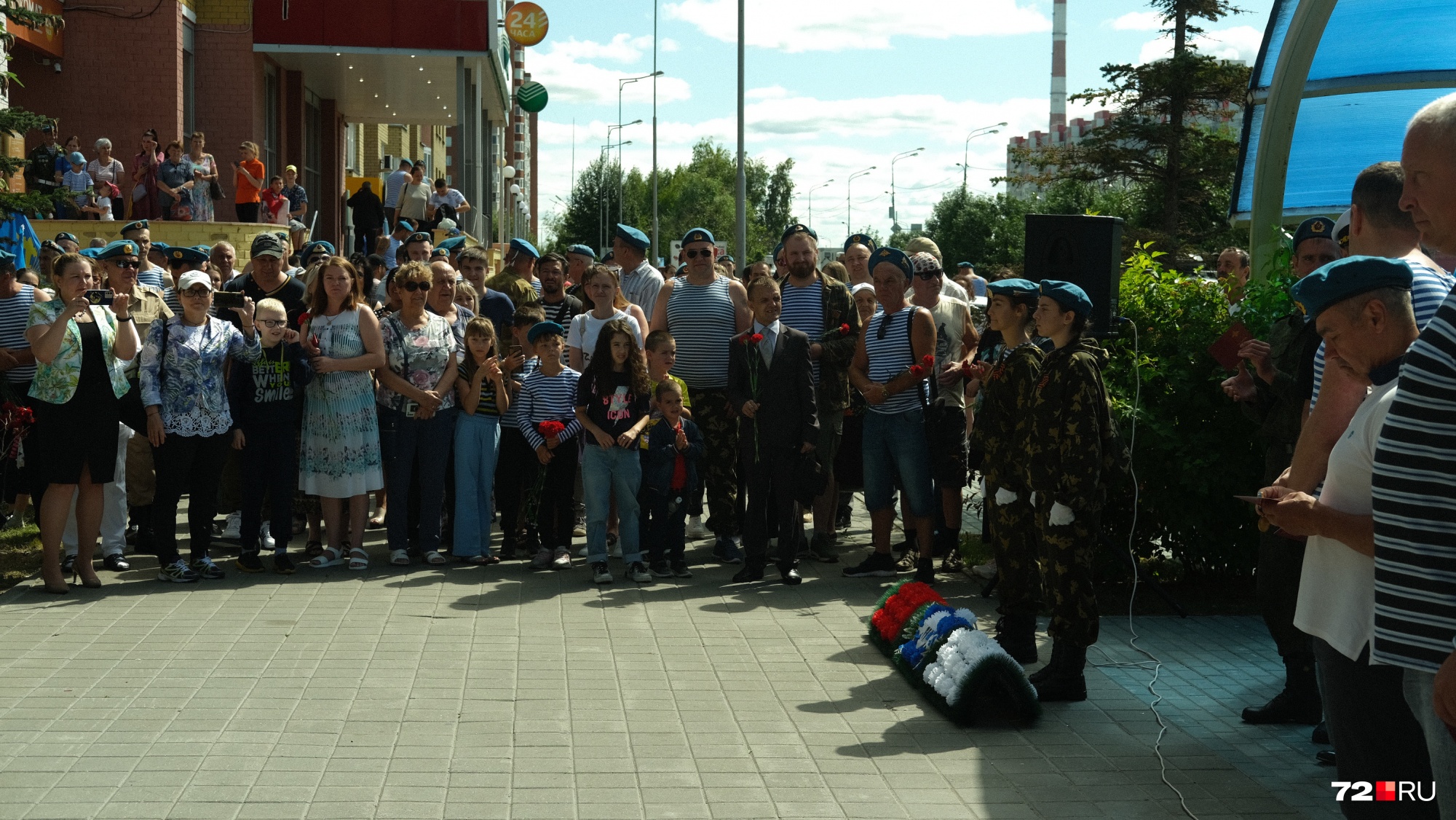 Десятки военных пришли к скверу со своими семьями