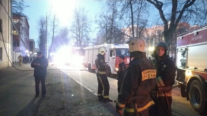 17 человек спасли, троих госпитализировали: в Ярославле произошел крупный пожар в жилом доме