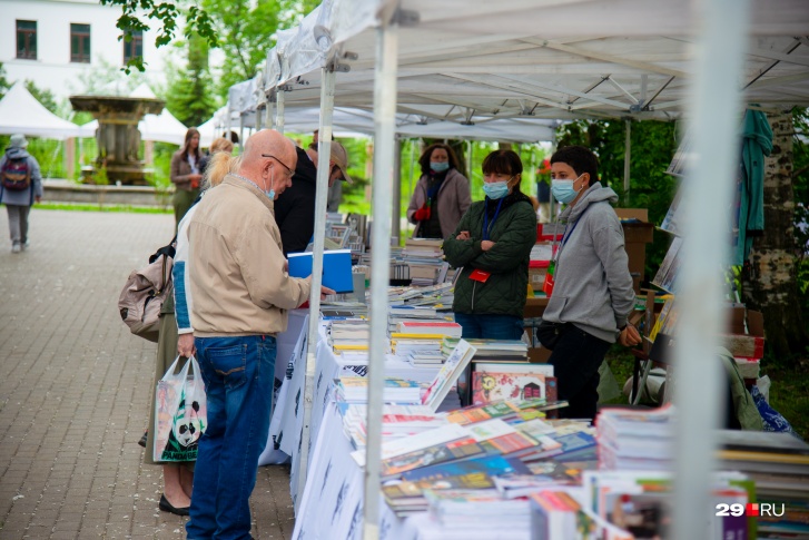 На «Белом июне» можно будет и купить новинки книжных издательств, и пообщаться с авторами На «Белом июне» можно будет и купить новинки книжных издательств, и пообщаться с авторами