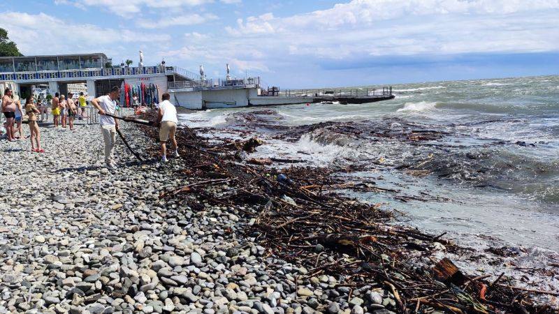 Около 100 тонн мусора вывезли с пляжей Сочи за один день
