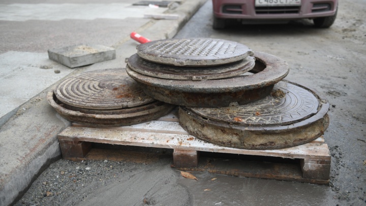В Екатеринбурге поймали вора, который оставил Сортировку без крышек от канализационных люков