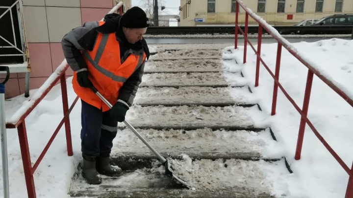 Убирать снег за деньги: в Ярославле коммунальщики ищут работников. Какие вакансии предлагают