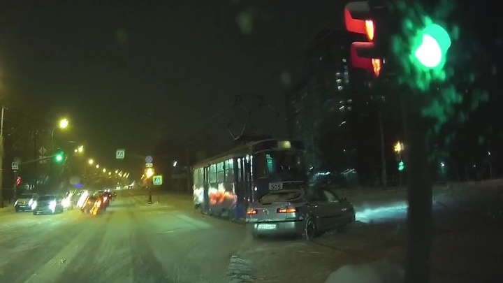 Ехал на зеленый: момент ДТП на Вторчермете, где трамвай протаранил иномарку, попал на видео