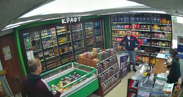 В Березовском мужчина с ножом накинулся на покупателей пивной лавки. Жуткое видео