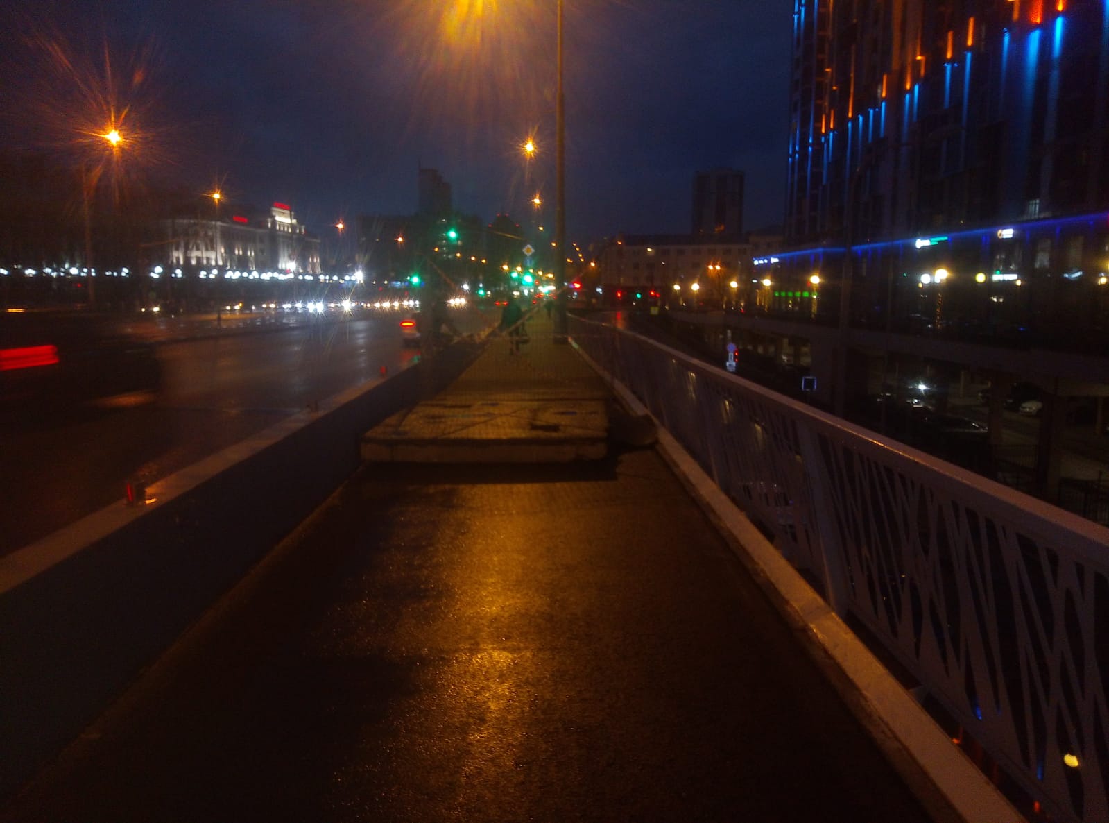 В Екатеринбурге перекрыли часть Макаровского моста. Рассказываем, что происходит