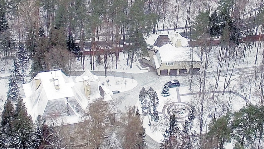 По данным издания Mirkvartir.ru, это дом Горбачева в деревне Калчуге на Рублевке