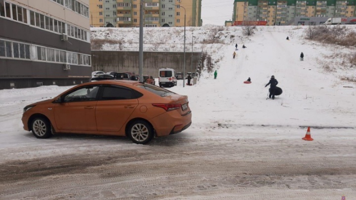 «Скатилась с горки на дорогу»: в Волгограде автомобиль сбил 42-летнюю женщину на тюбинге