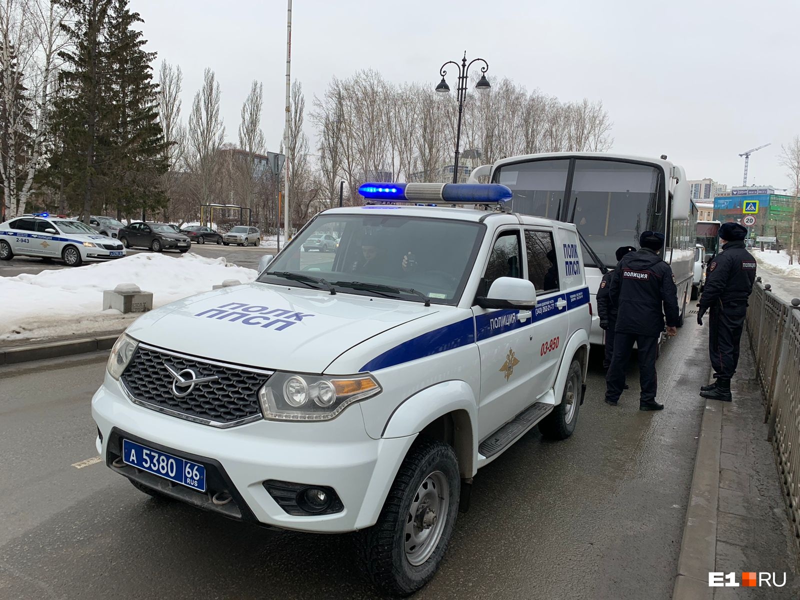 В центре Екатеринбурга перекрыли улицу. На месте — полиция, Росгвардия, скорая и МЧС