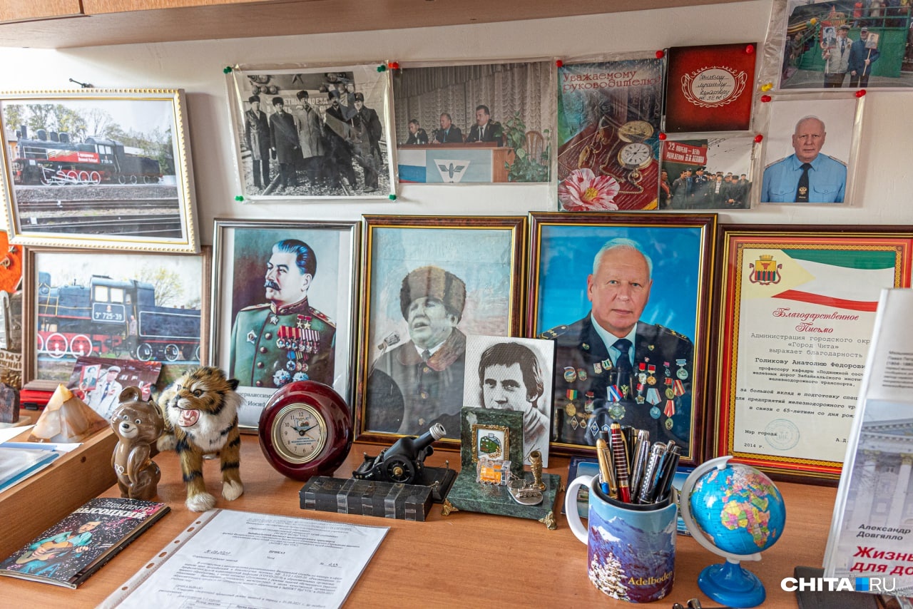 Рабочий стол Анатолия Голикова