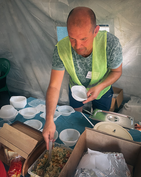 Волонтеры на границе обеспечивал едой всех, кто пересекал границу  