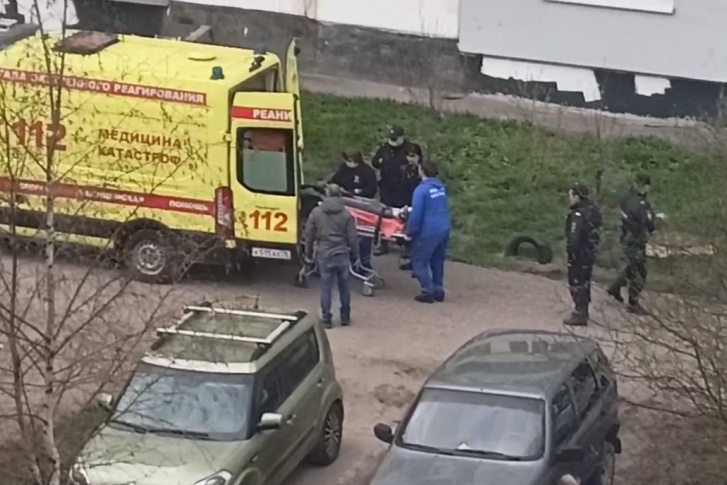Девушку с травмами увезли в больницу Девушку с травмами увезли в больницу