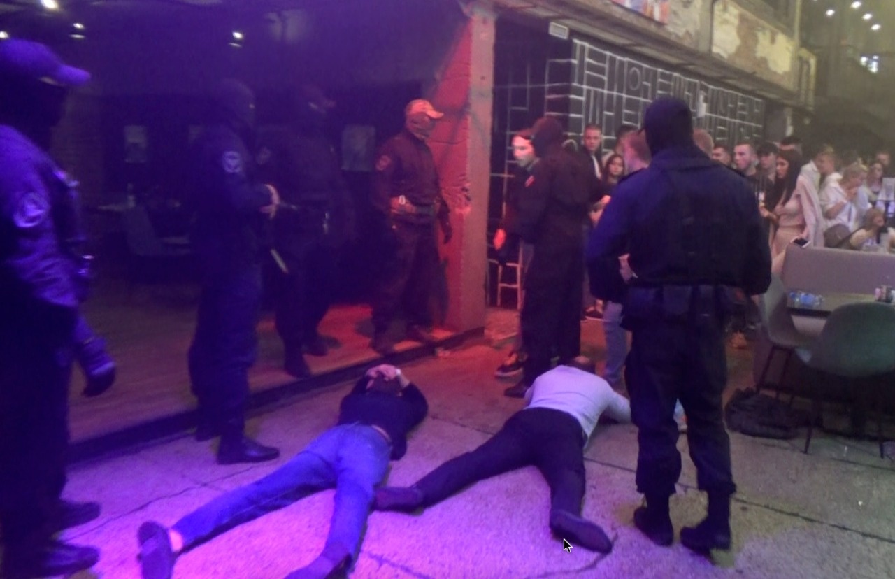 Людей повалили на землю: в скандальный бар в центре Екатеринбурга ночью нагрянули силовики