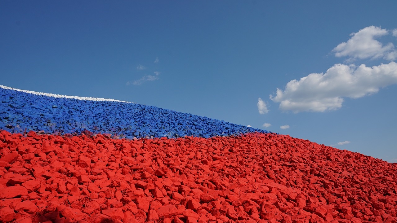 В Самарской области собрали из камней 63-метровый флаг России