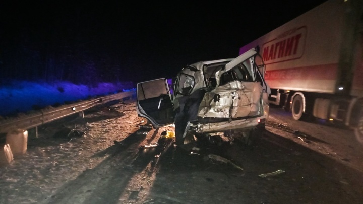 Водитель внедорожника погиб в ДТП с грузовиком и автобусом на трассе Тюмень — ХМАО