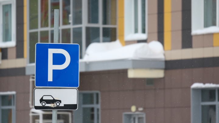 «Вынуждены ставить машины под знак»: казанцы пожаловались на крупного застройщика за отсутствие парковок