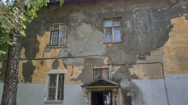 Тяп-ляп и готово. Жилой дом в Нижнем Новгороде замазали штукатурным раствором вместо полноценного ремонта