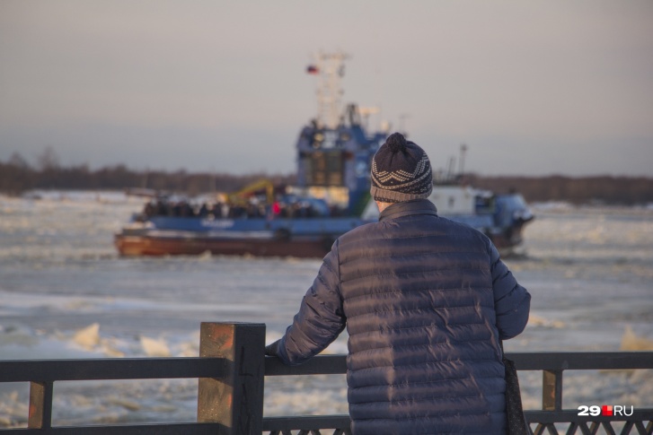 До того как Северная Двина скроется под крепким льдом, жителей Кего будет перевозить специальное судно