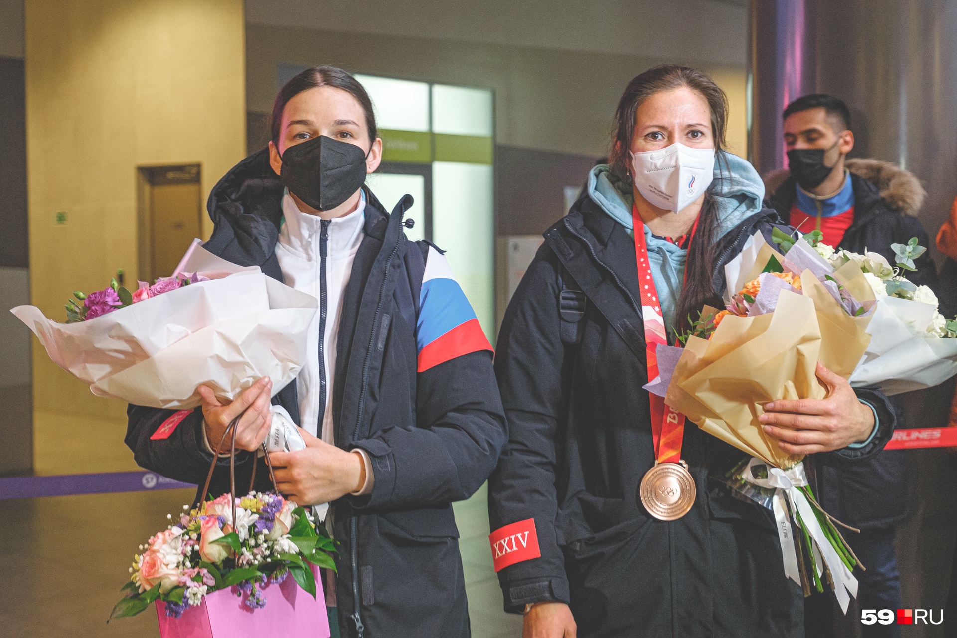 В пермском аэропорту участников Олимпиады тепло встречали. На фото — Татьяна Иванова и Екатерина Катникова (слева), она тоже саночница