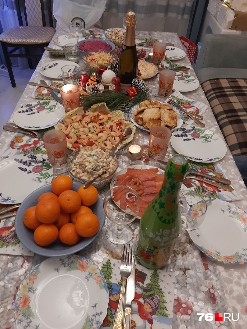 Мандарины и шампанское — одни из главных атрибутов на новогоднем столе Мандарины и шампанское — одни из главных атрибутов на новогоднем столе
