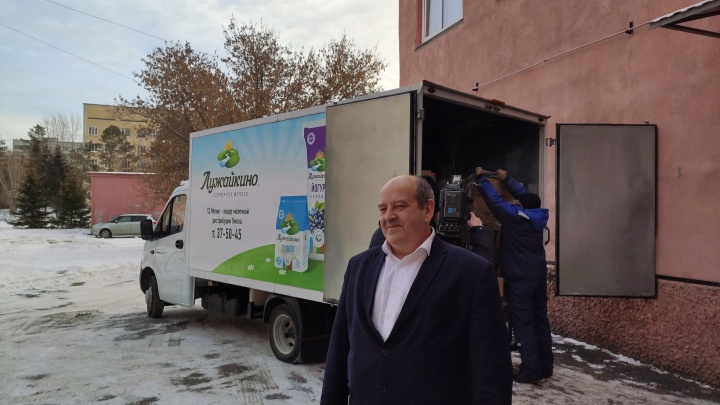 Две тонны поддержки: омский завод подарил персоналу клинической больницы 2222 пакета молока