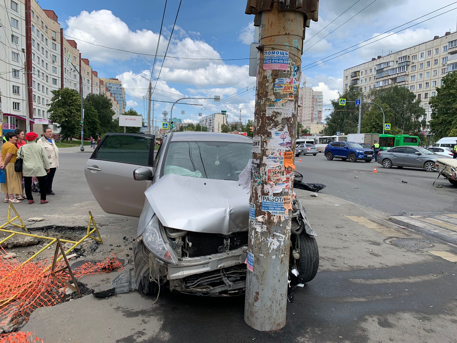От удара Mitsubishi отбросило на тротуар От удара Mitsubishi отбросило на тротуар