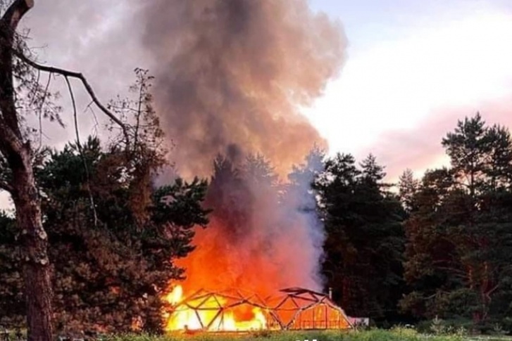 В Ярославской области сгорел ресторан в глэмпинге Елены Блиновской