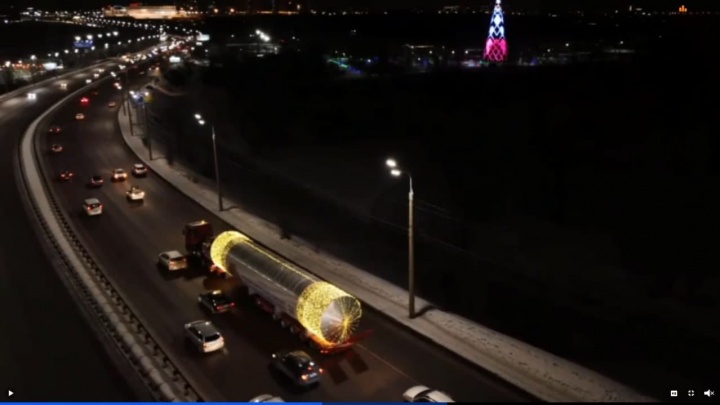 Огромную 25-метровую бочку провезли по ночным дорогам Красноярска