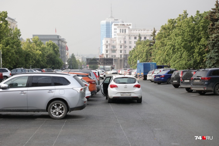Один из участков, где планируется организовать платную парковку, расположен вдоль «Челябинвестбанка» между площадью Революции и улицей Тимирязева