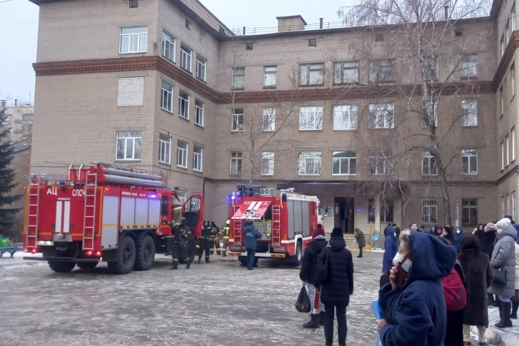 На место примчались пожарные расчеты, а всех пациентов и сотрудников вывели из здания На место примчались пожарные расчеты, а всех пациентов и сотрудников вывели из здания