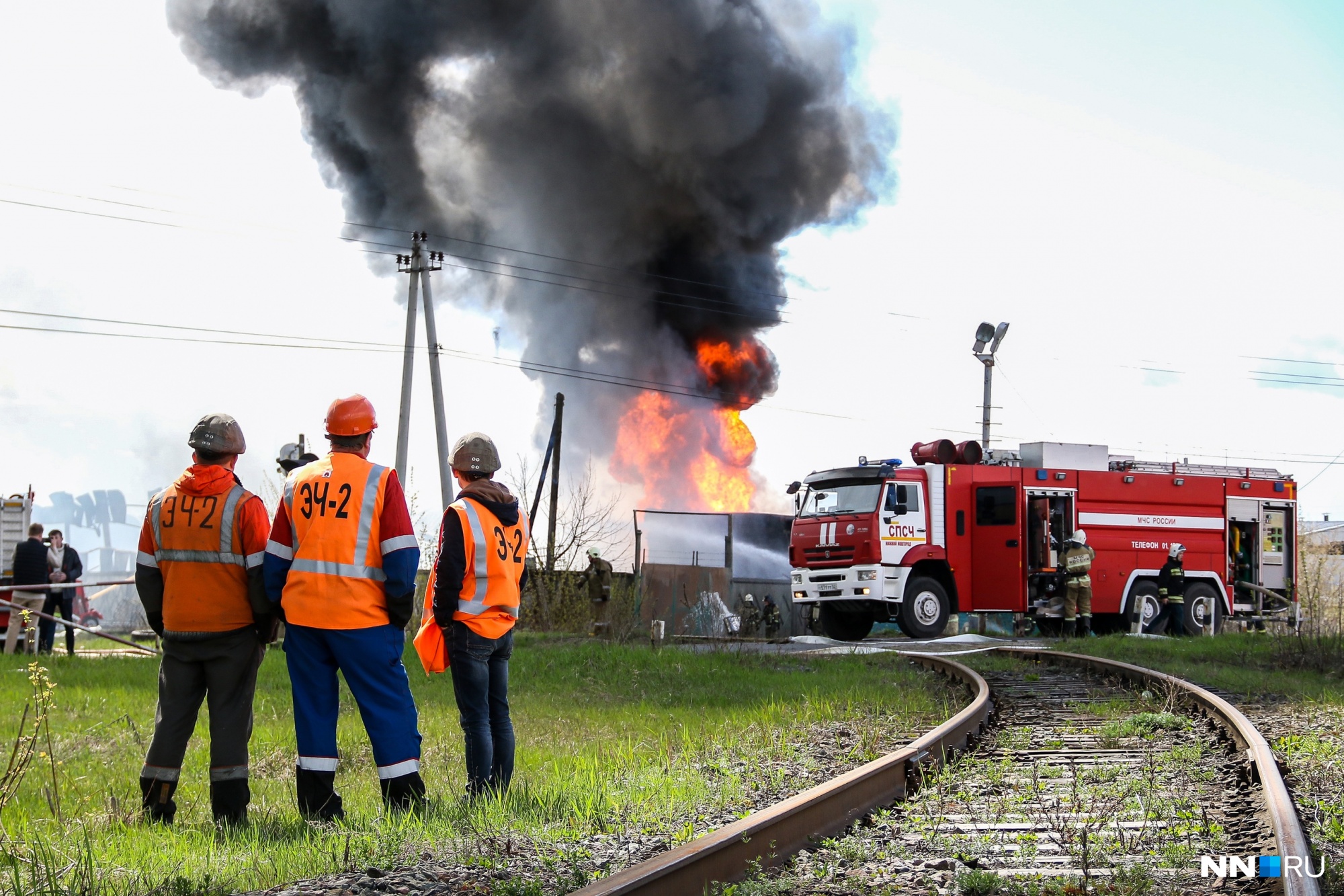 Железнодорожники наблюдали со стороны за пламенем, отпуская звонкие комментарии