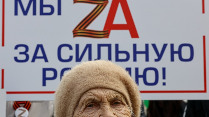 Праздник — старый, лозунги — новые. 20 снимков с первомайского митинга в Челябинске