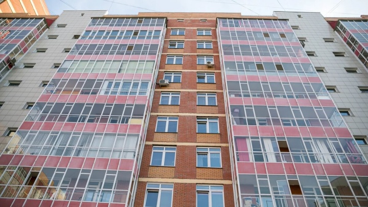 Из окна многоэтажки на улице Кутузова в Красноярске выпал мужчина и разбился