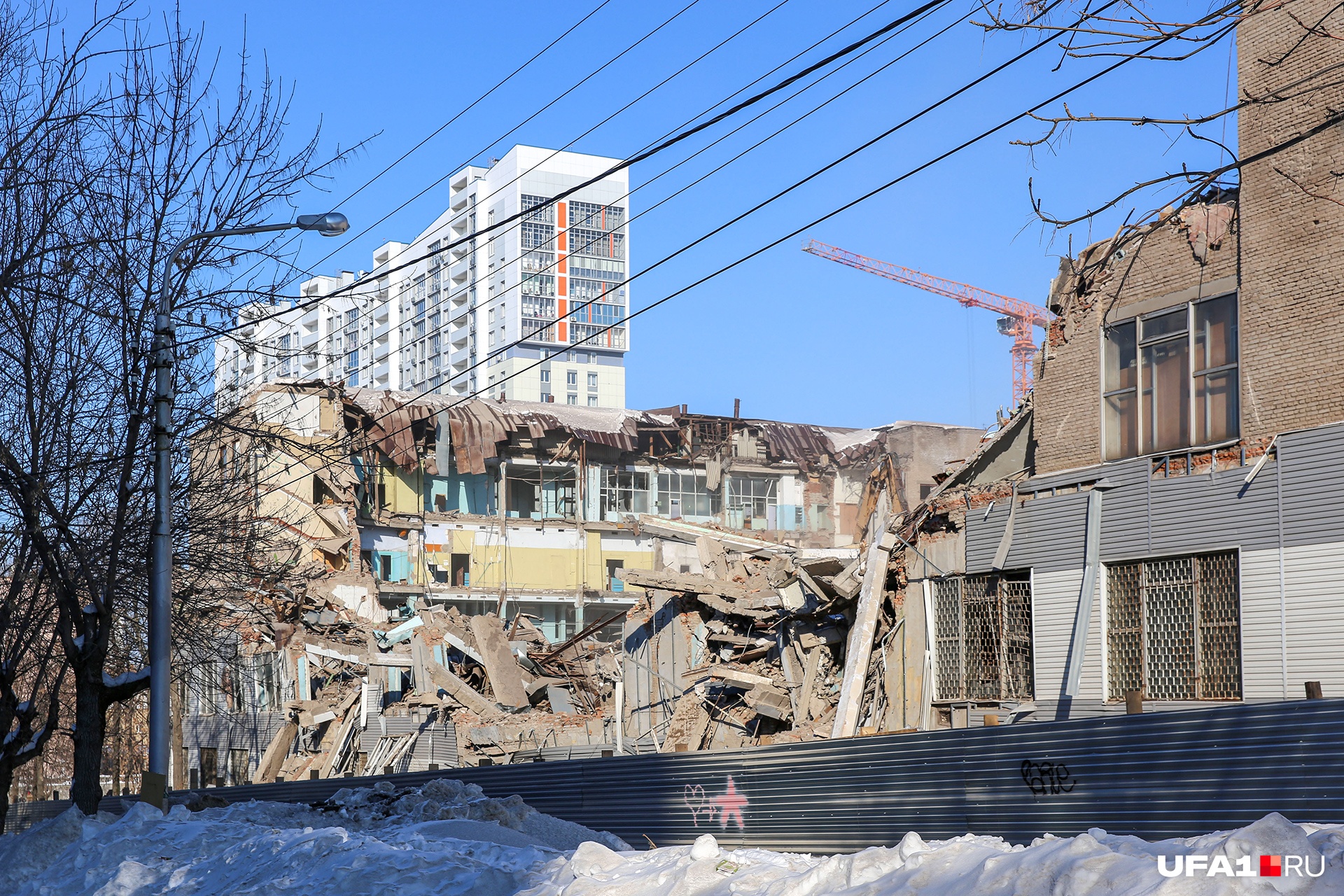 «Прогресс» начали сносить