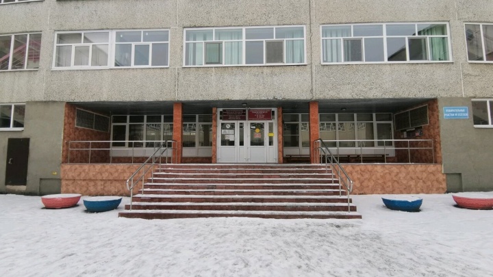 В Екатеринбурге срочно эвакуировали две школы