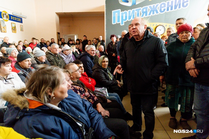 Владимир Шаешников на встрече с погорельцами Уяра в местном ДК