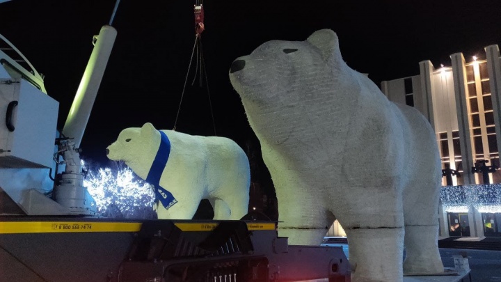 В Кургане у филармонии устанавливают семью медведей