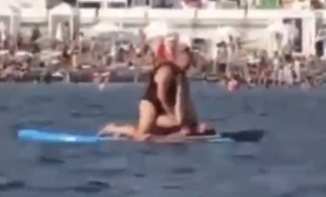 Полиция Сочи разыскивает туристов, которые занимались сексом на сапборде в море
