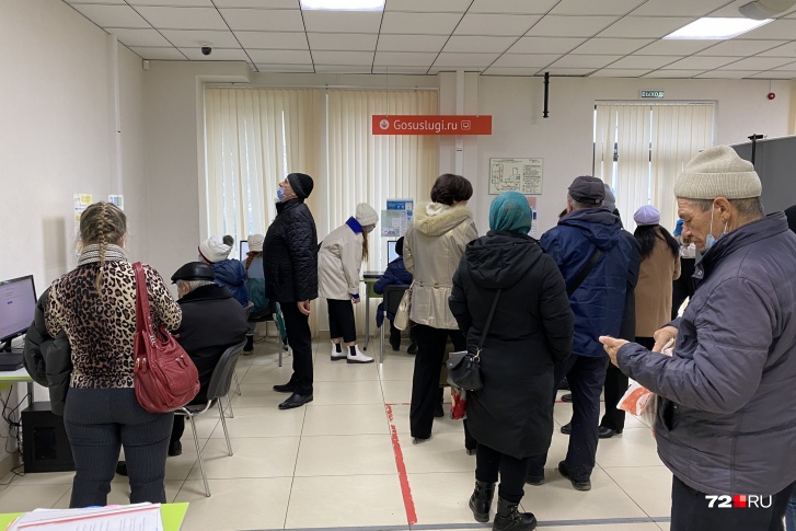 В МФЦ люди ждут своей очереди по три часа. «Госуслуги» накануне не справлялись с большой нагрузкой. Сервер время от времени переставал работать В МФЦ люди ждут своей очереди по три часа. «Госуслуги» накануне не справлялись с большой нагрузкой. Сервер время от времени переставал работать