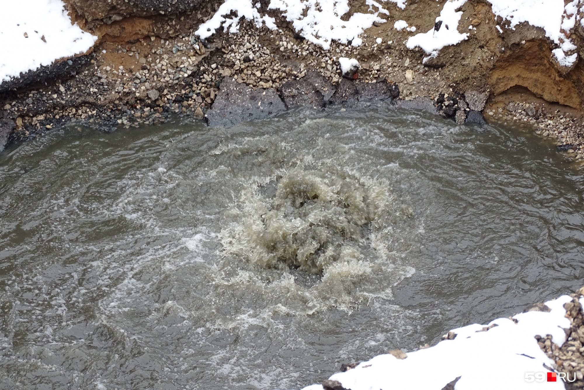 В яме бурлит вода, а зловонный запах распространяется по округе В яме бурлит вода, а зловонный запах распространяется по округе