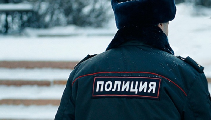 Жительница Березовского избила полицейского рулоном обоев