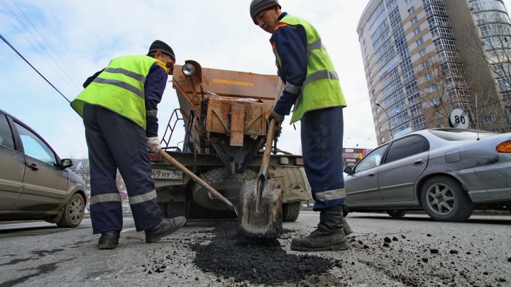 Власти Екатеринбурга отказались засыпать асфальтом ямы на дорогах