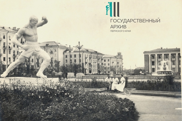 На бульваре было множество скульптур спортсменов, активистов и моторостроителей, похожих на греческие статуи На бульваре было множество скульптур спортсменов, активистов и моторостроителей, похожих на греческие статуи